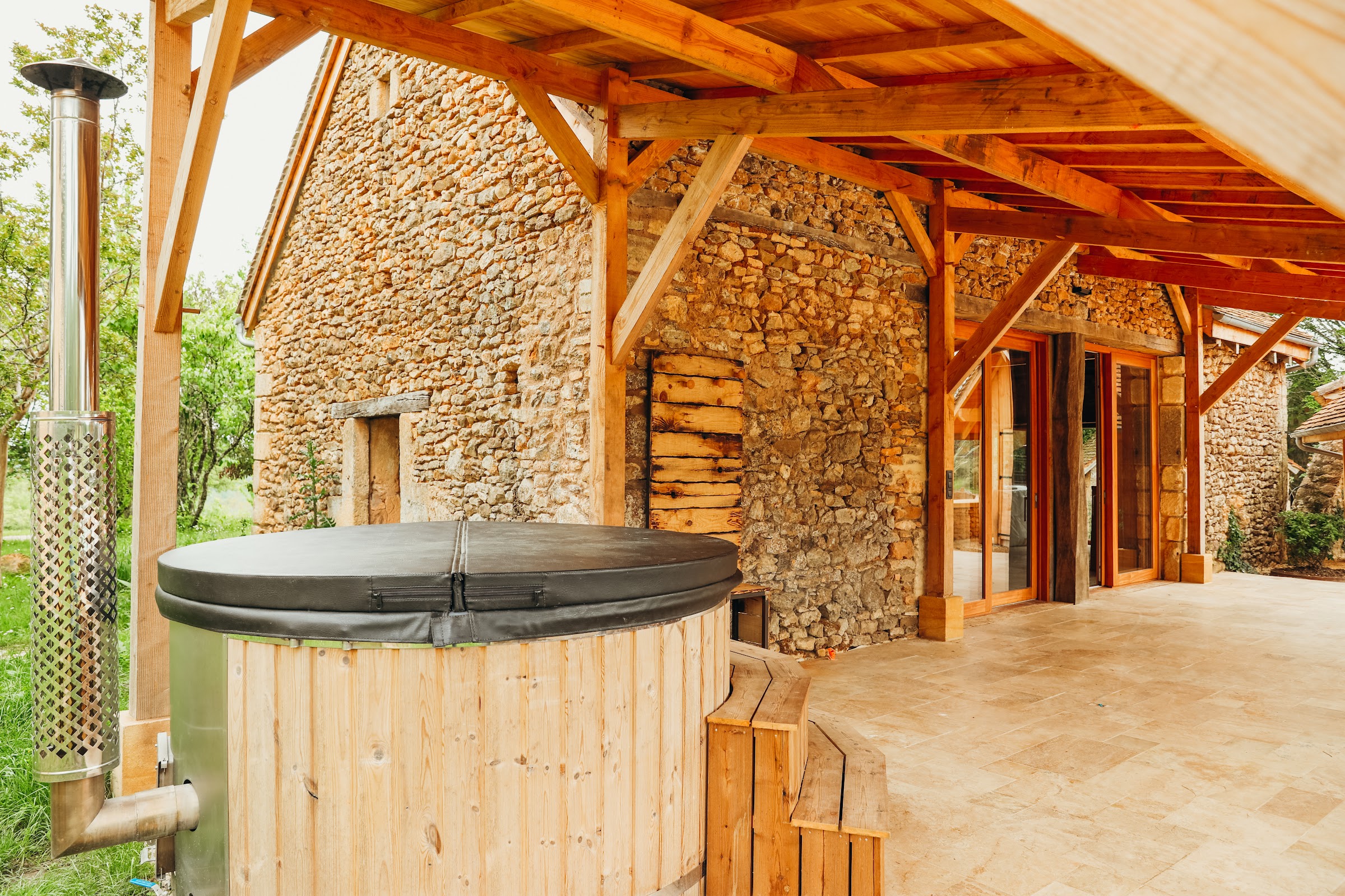 Bain nordique en bois sous la charpente