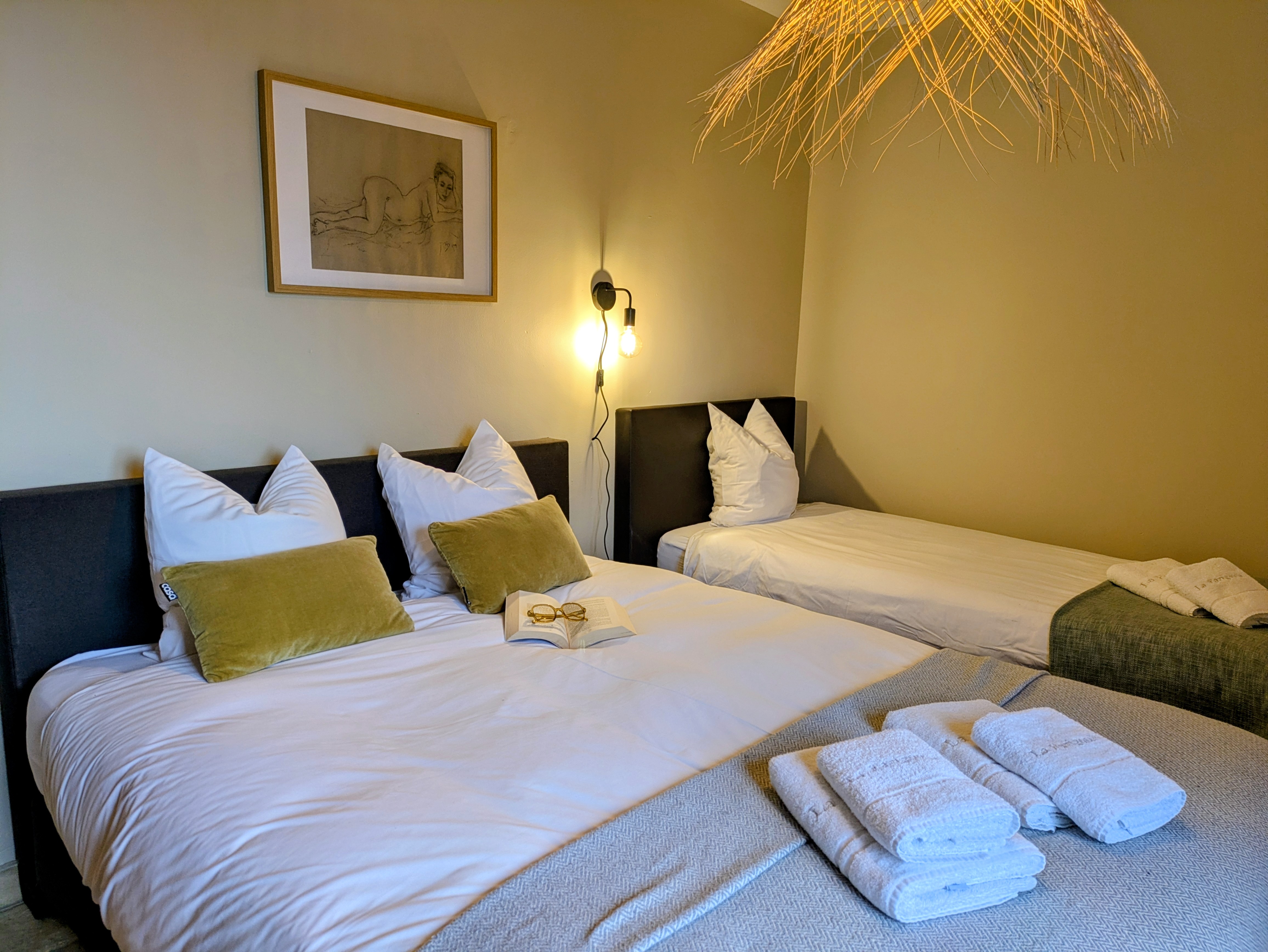 Chambre 3 personnes avec un grand lit double et un lit simple