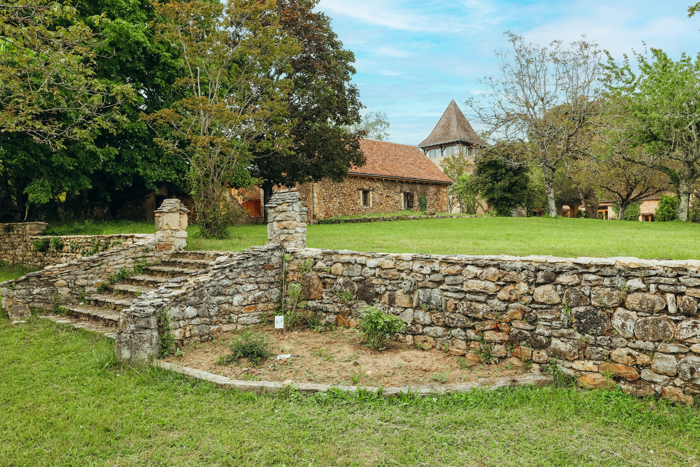 Façade fleurie ouvrant sur le jardin