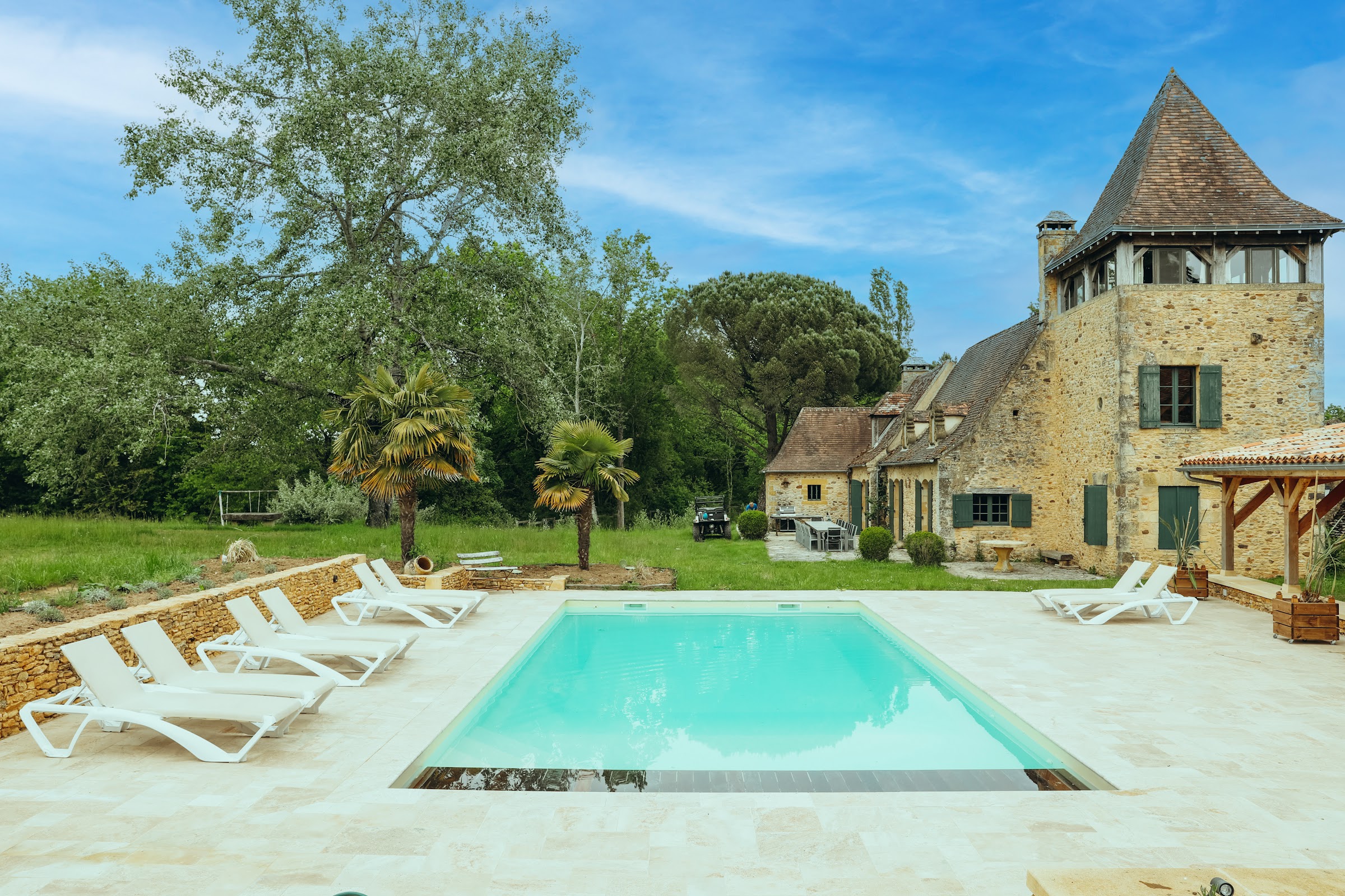 Piscine et pool house ouvert sur le parc