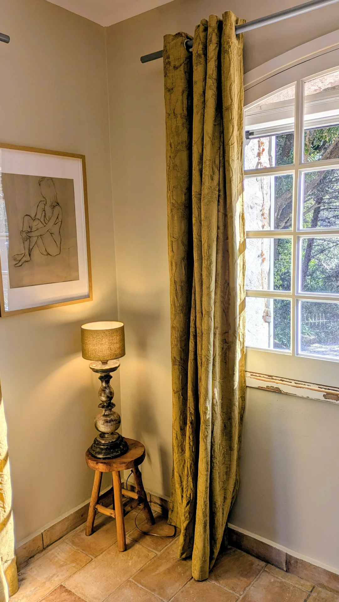 Chambre Pétanque, lumière naturelle et détails décoratifs