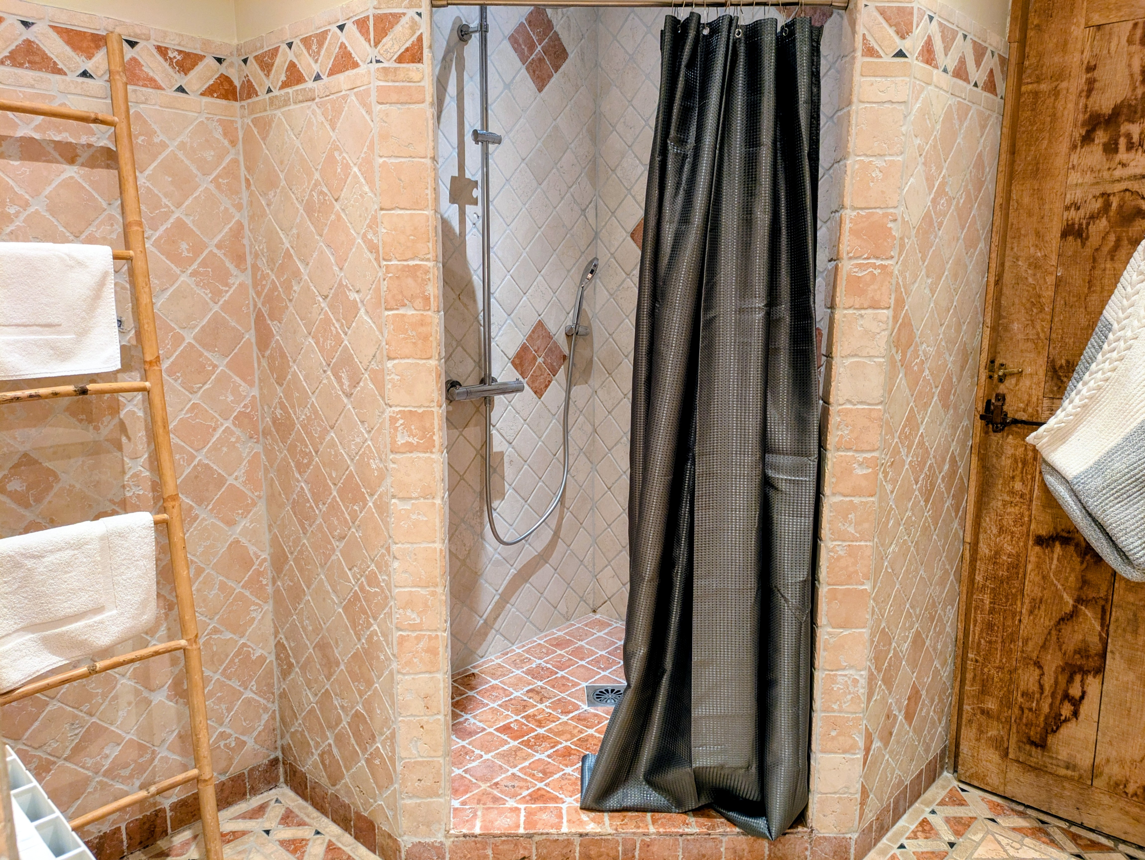 Douche en terre cuite et détails en bois naturel
