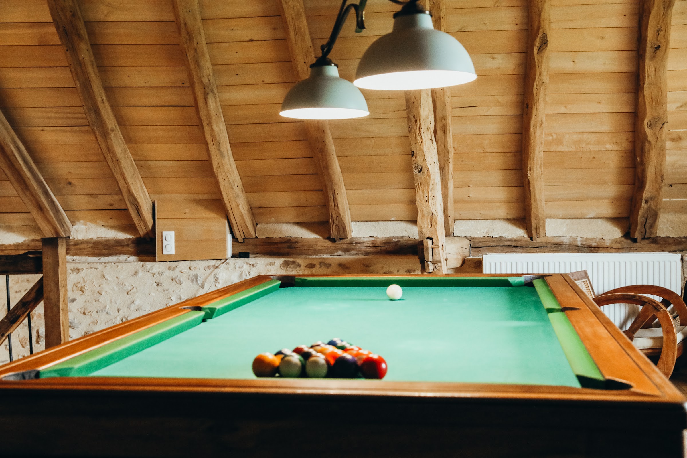 Table de billard et coin salon