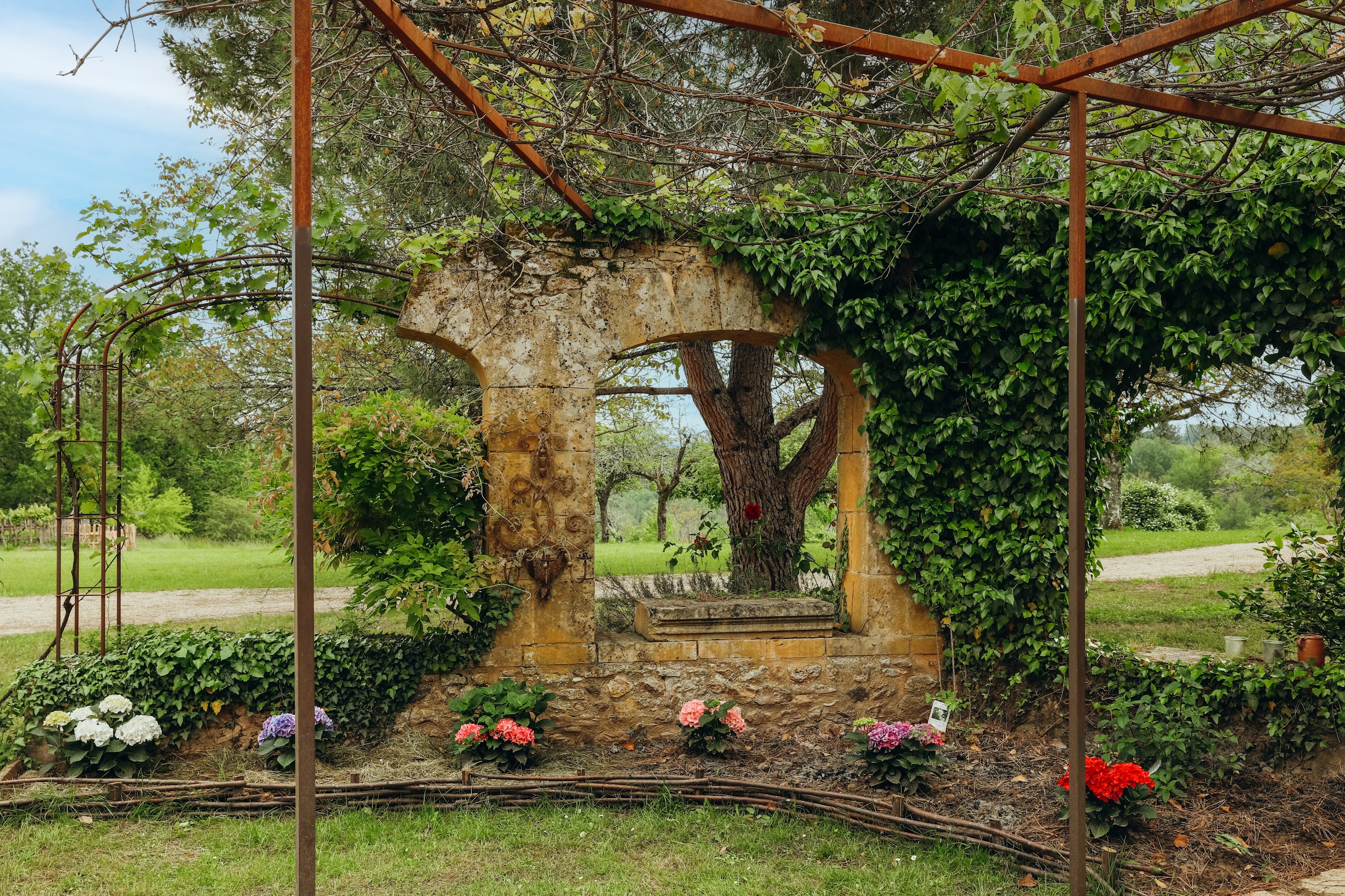 Murs de pierre anciens et grands arbres du parc