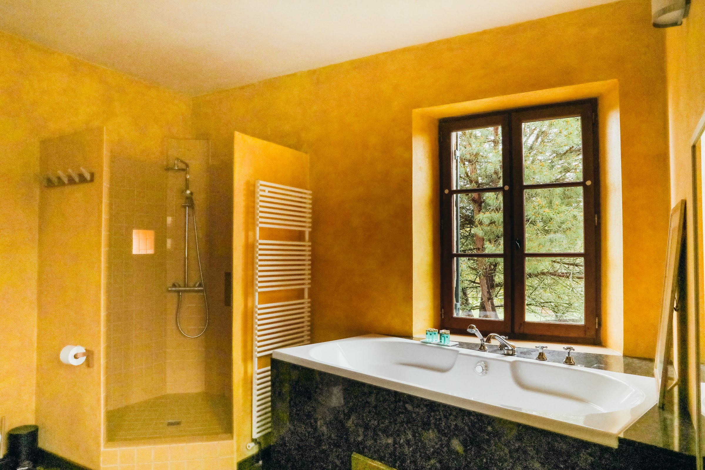 Salle de bain aux enduits ocre