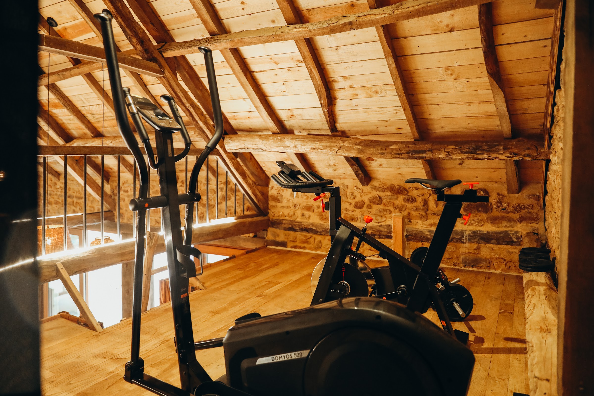 Espace fitness aménagé dans la grange