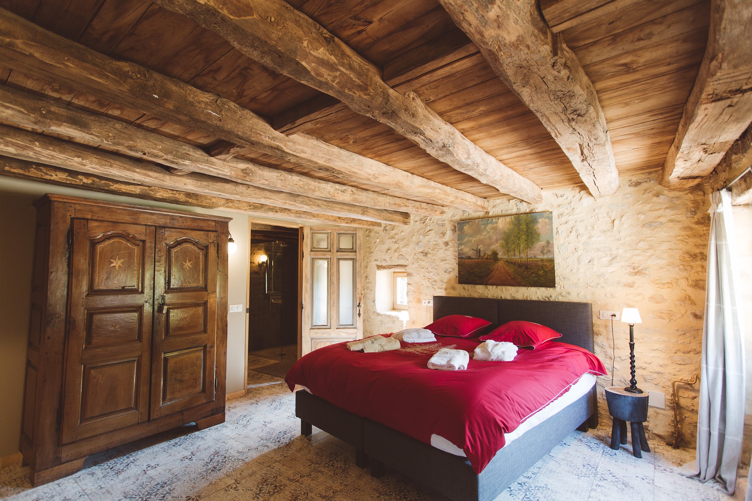 Chambre à la tête de lit rouge
