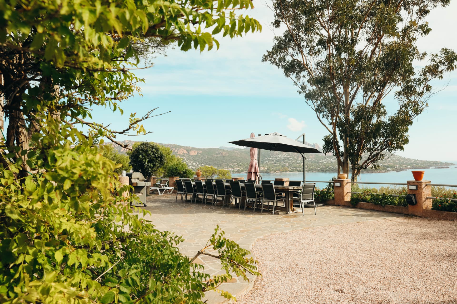 Grande table de repas en terrasse face à la baie