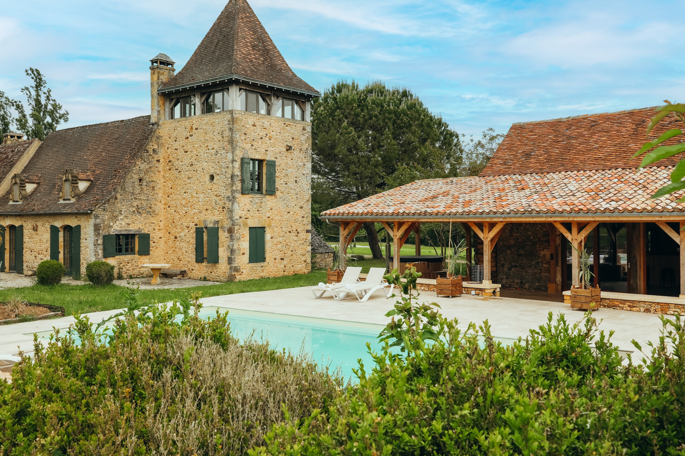 Manoir périgourdin en pierre et sa piscine au cœur du domaine