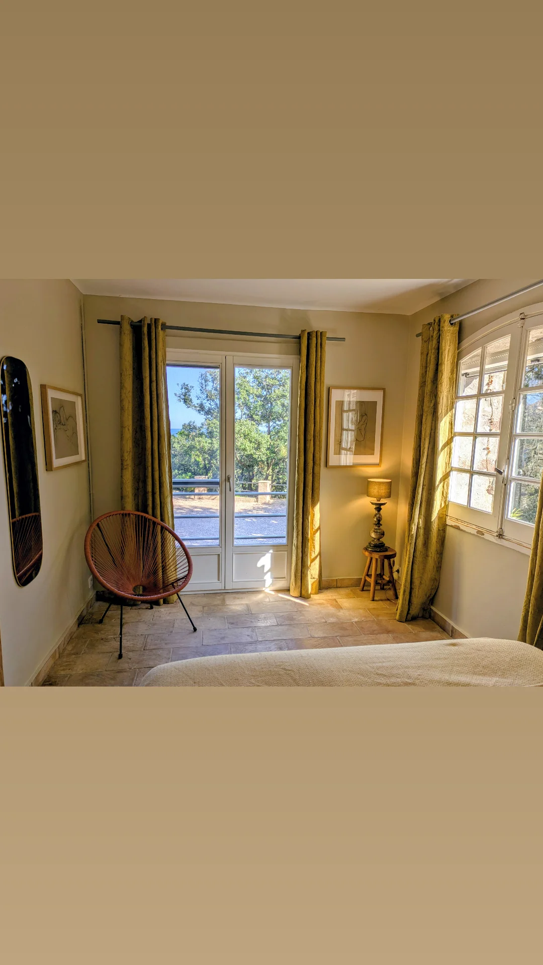 Chambre Pétanque ouverte sur la terrasse et le jardin