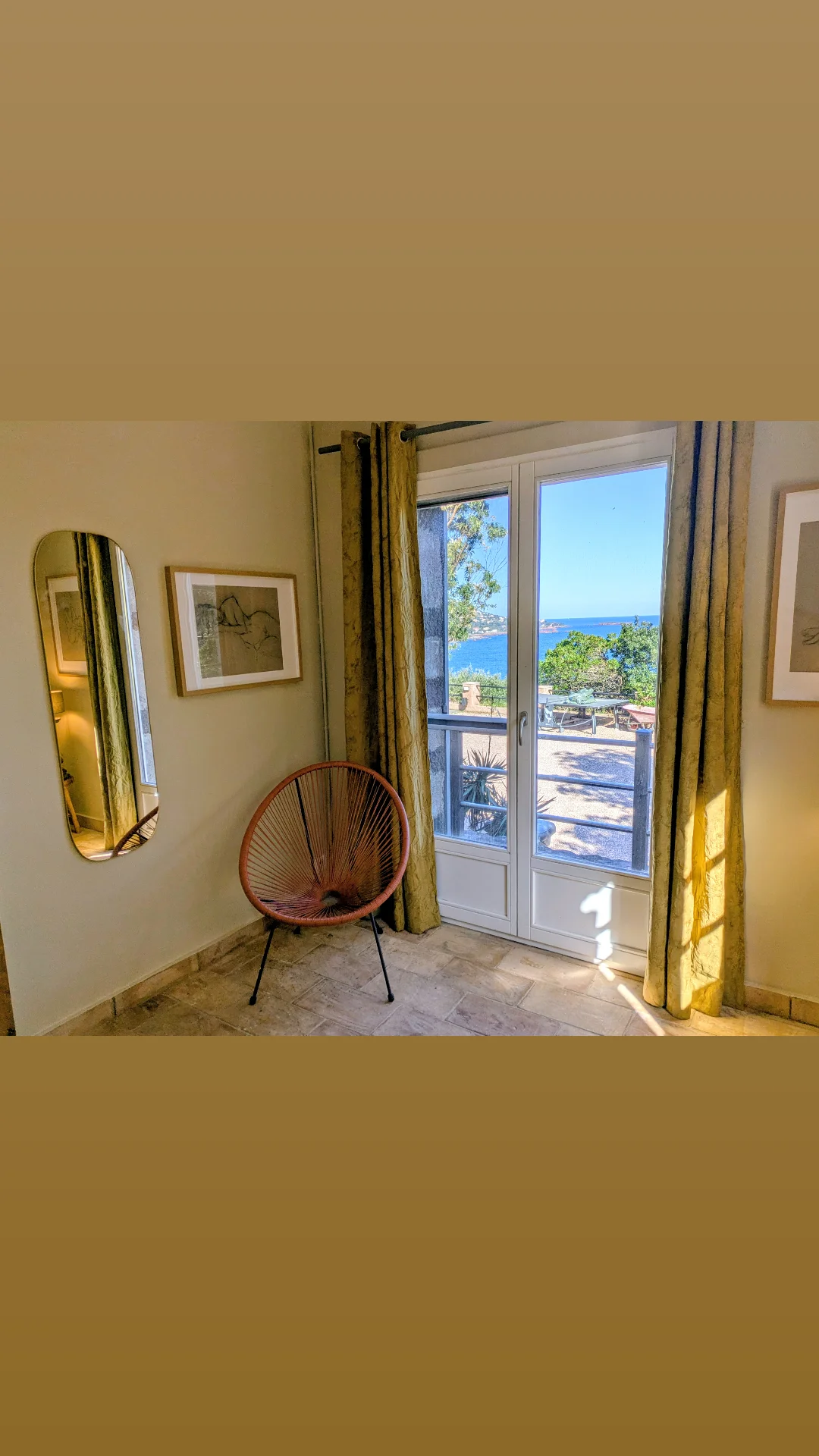Chambre Pétanque avec vue vers la terrasse et la mer