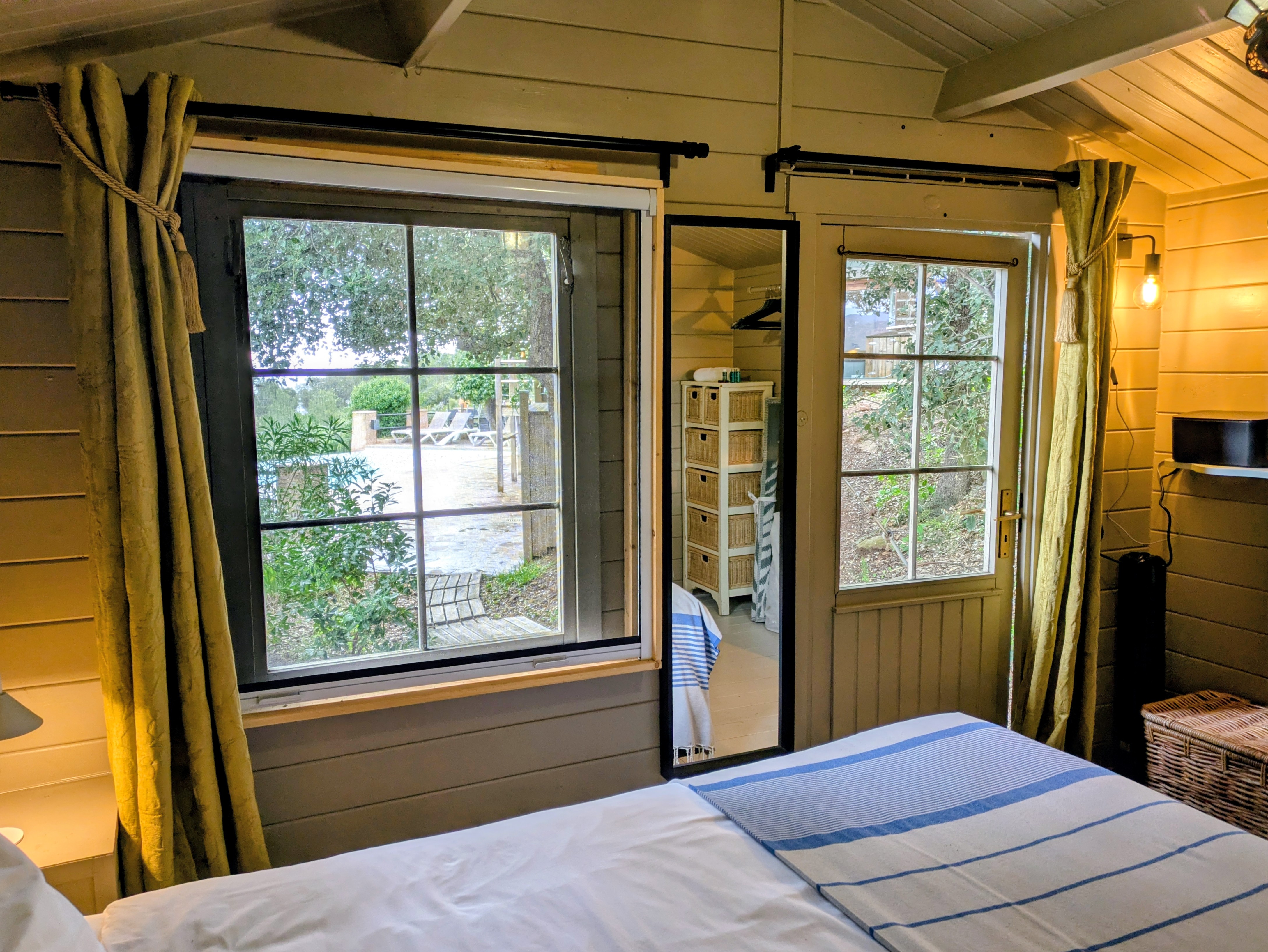 Chambre Cabane ouverte sur la terrasse et le jardin