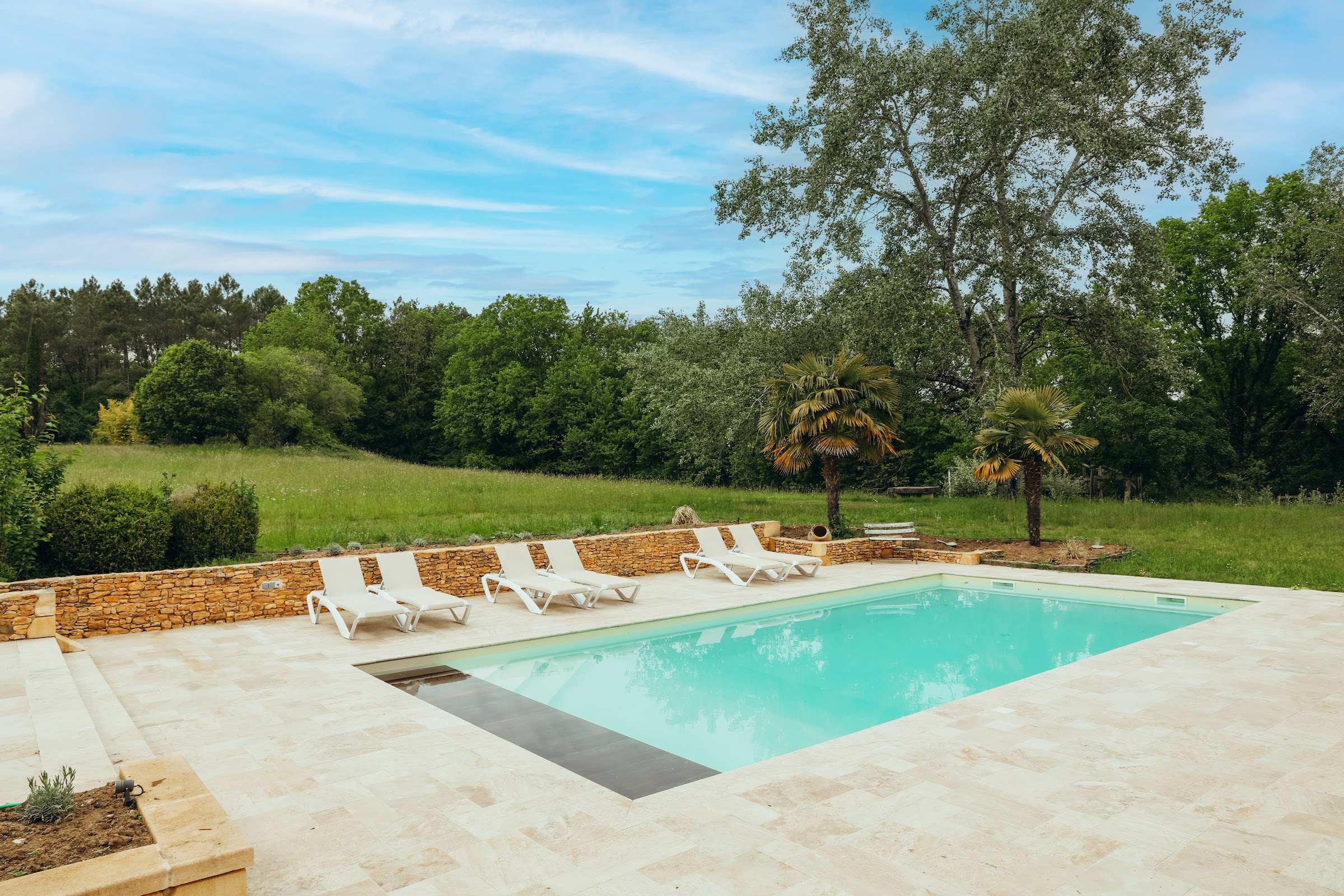 Bassin turquoise et jardins du domaine