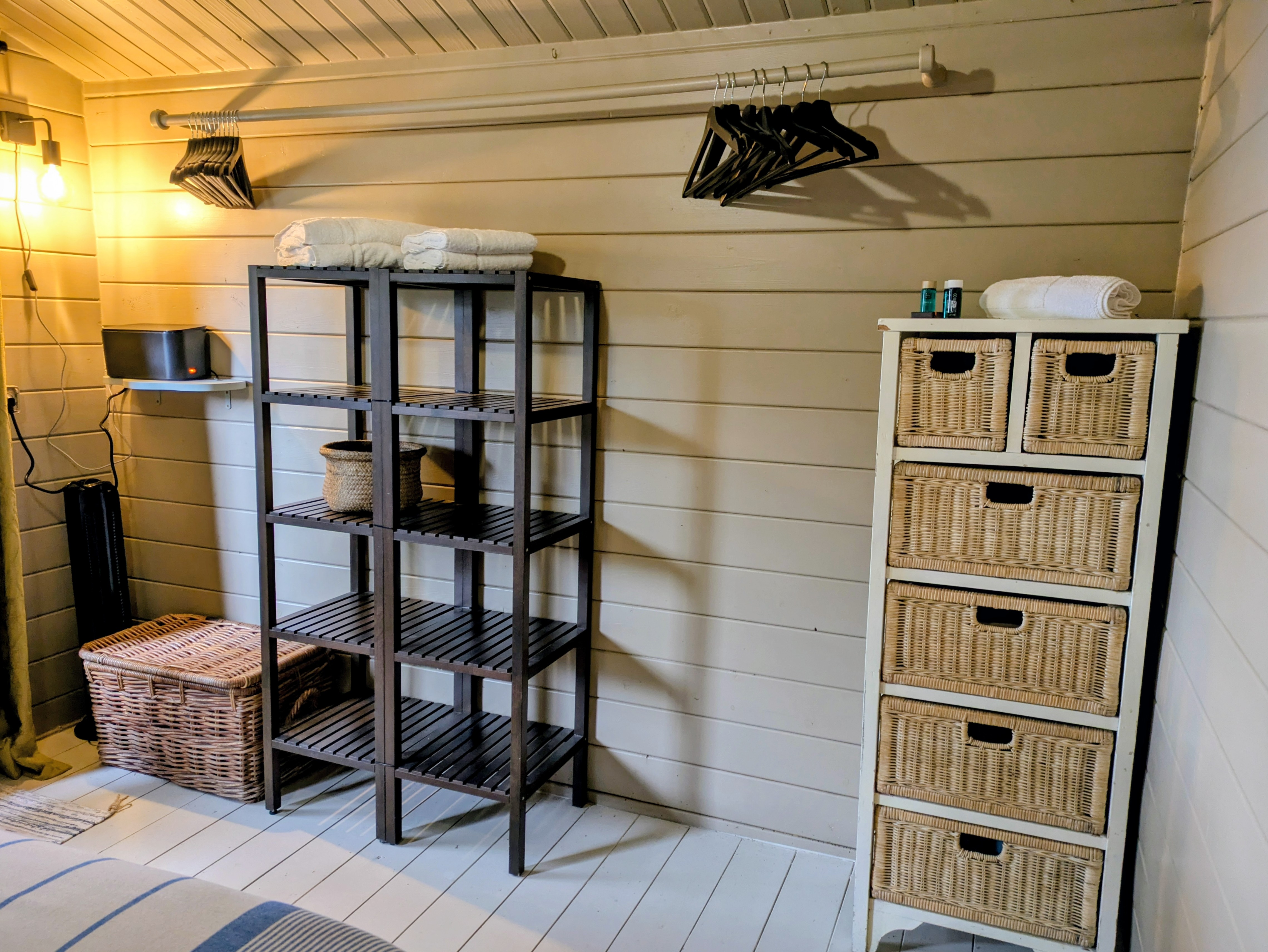 Rangements en bois et détails naturels de la chambre Cabane