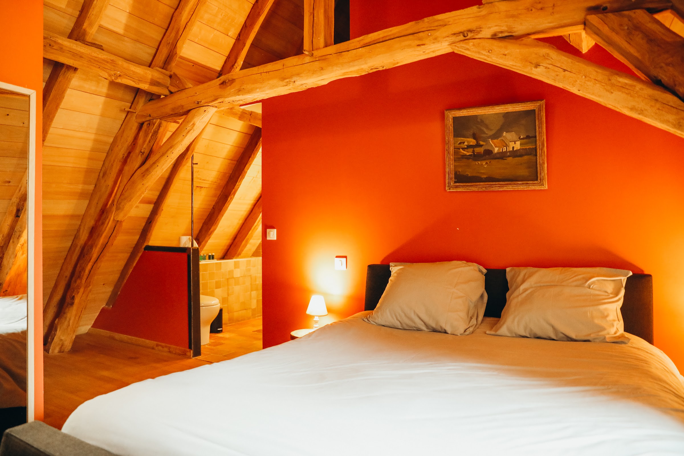 Chambre aux tons chauds sous les combles