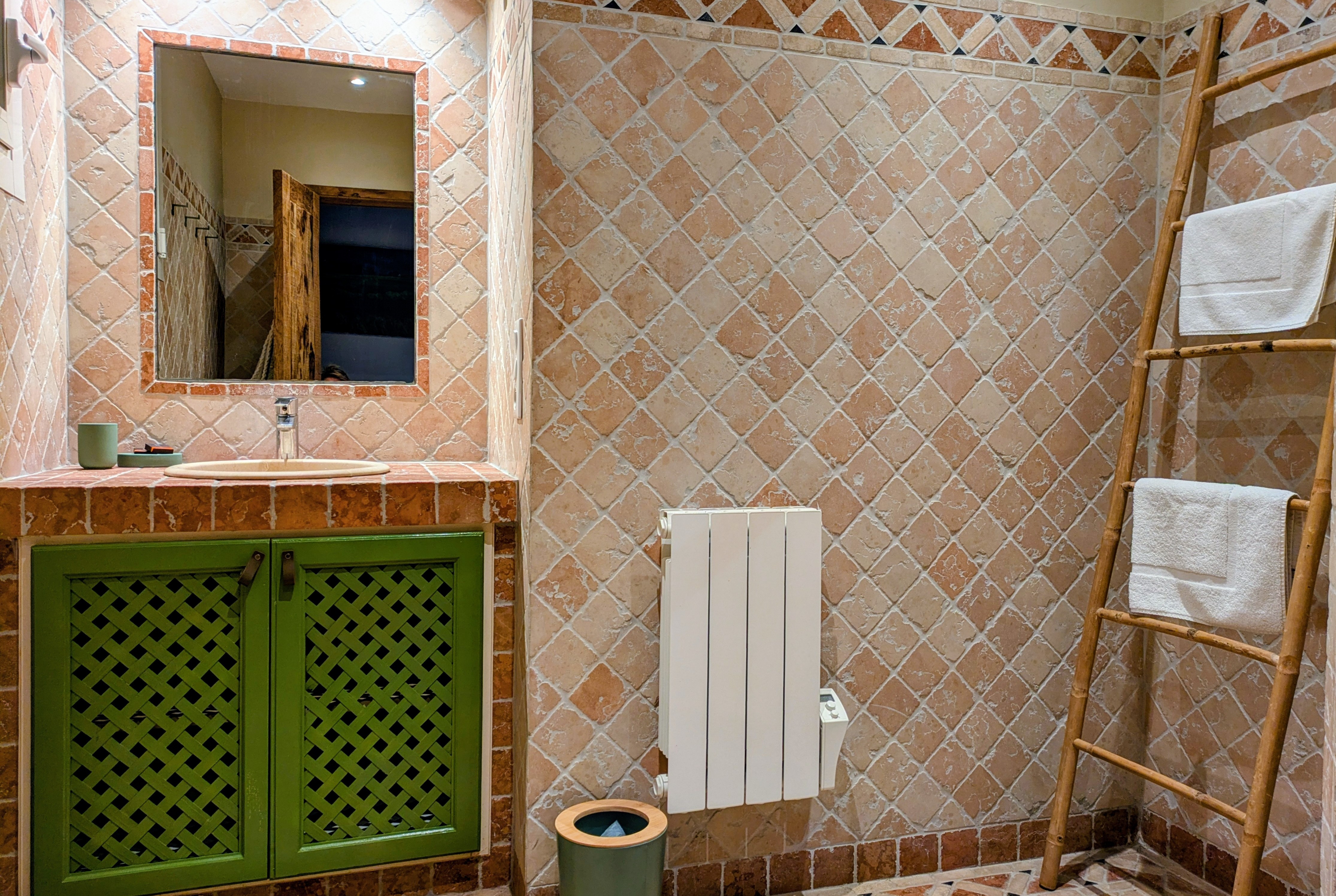 Salle de bain en terre cuite avec meuble vasque vert