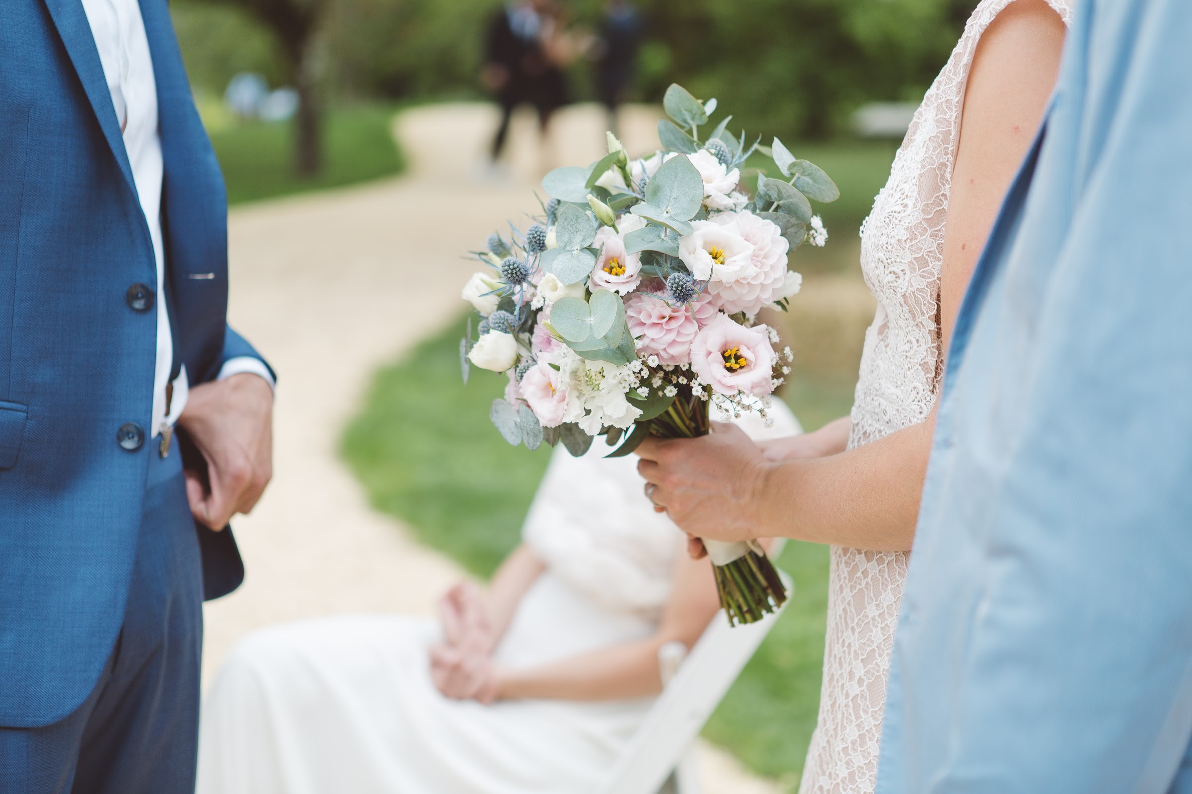 Mariés et bouquet dans le parc du domaine