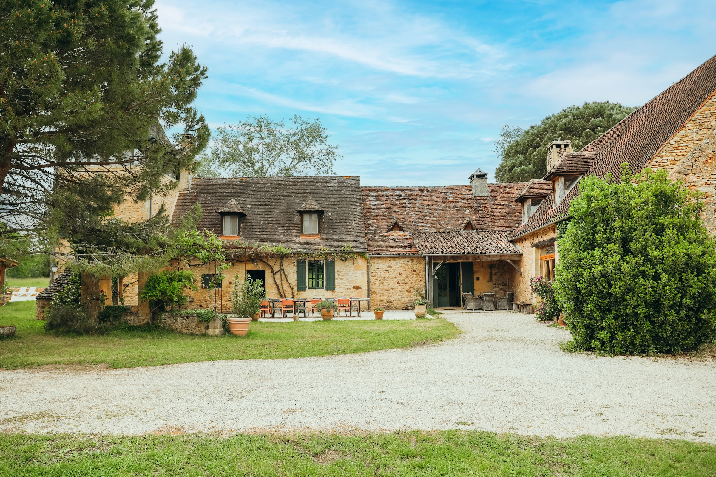 Bâtiment de pierre et cour intérieure