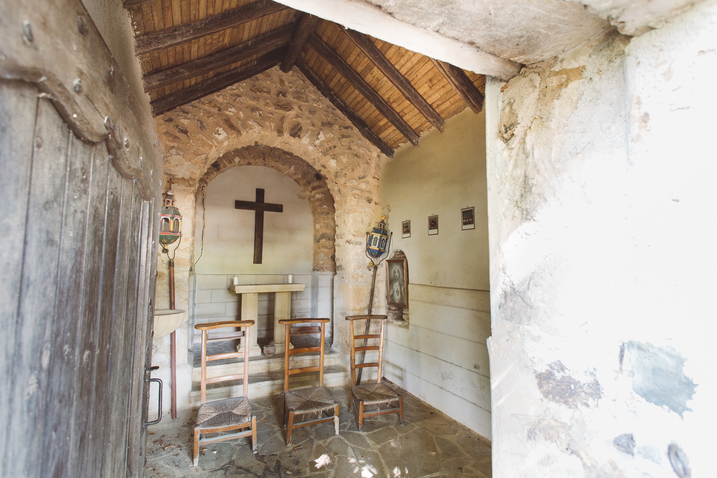 Petite chapelle de pierre du domaine