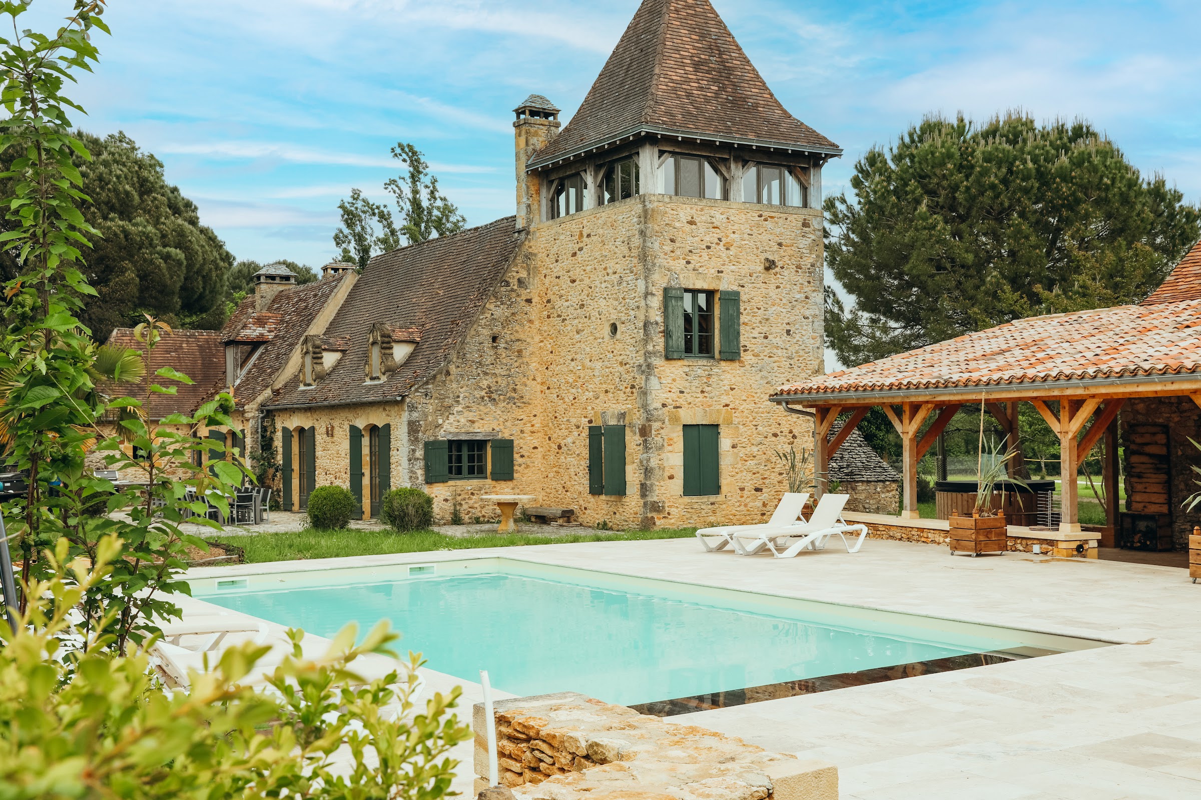 La tourelle du manoir dominant la piscine