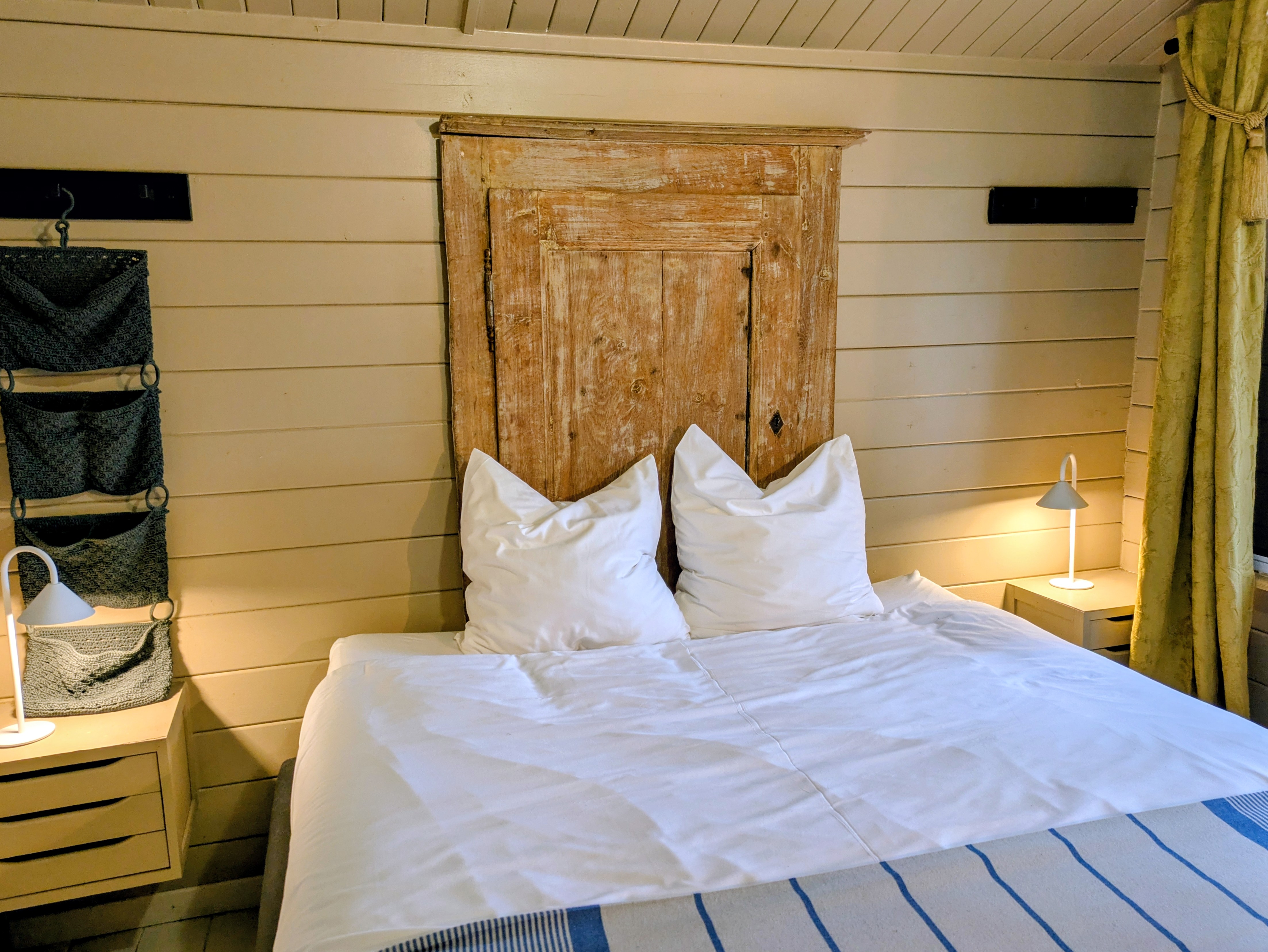 Chambre Cabane avec lit double et mobilier en bois patiné