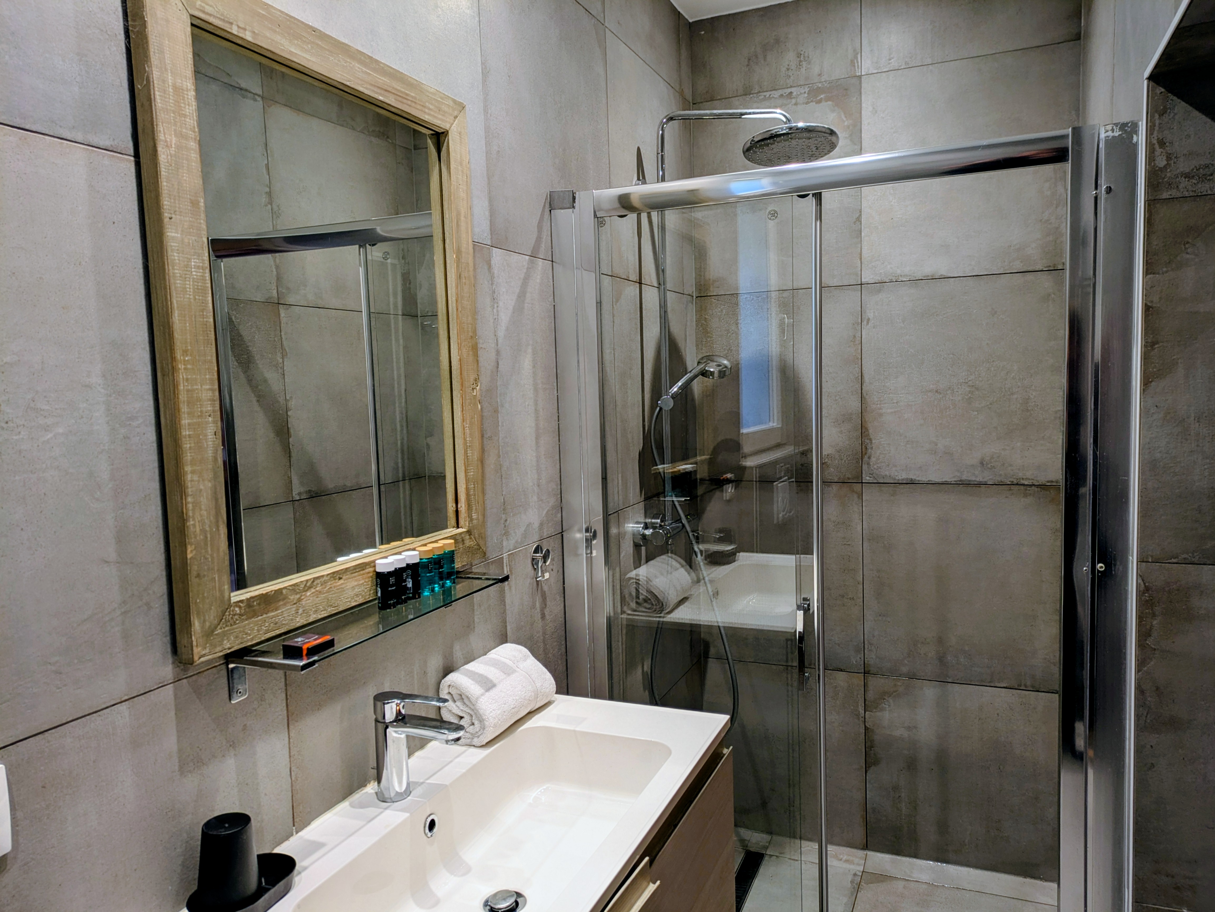 Salle de bain avec douche vitrée et vasque contemporaine
