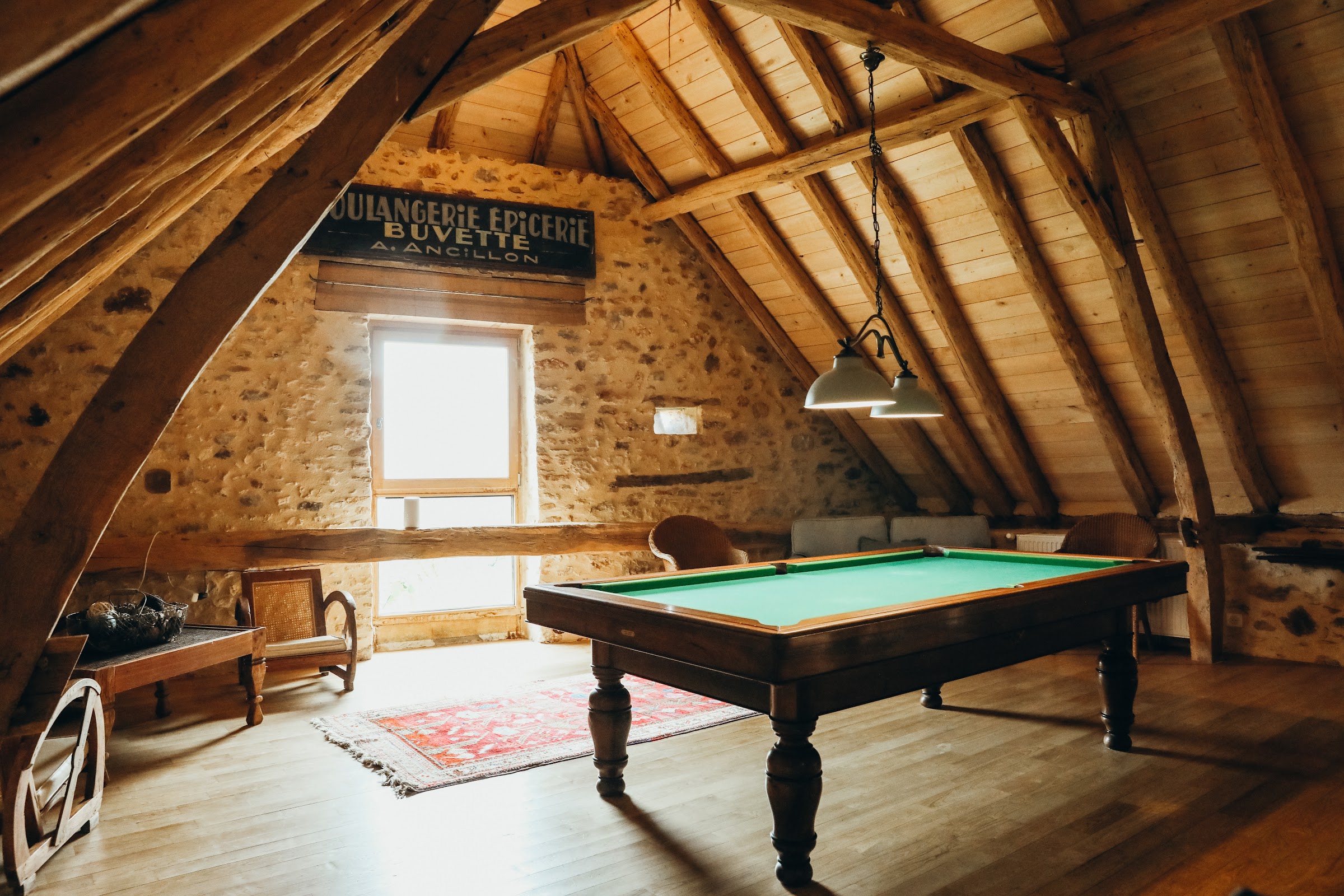 Salle de billard sous charpente ancienne