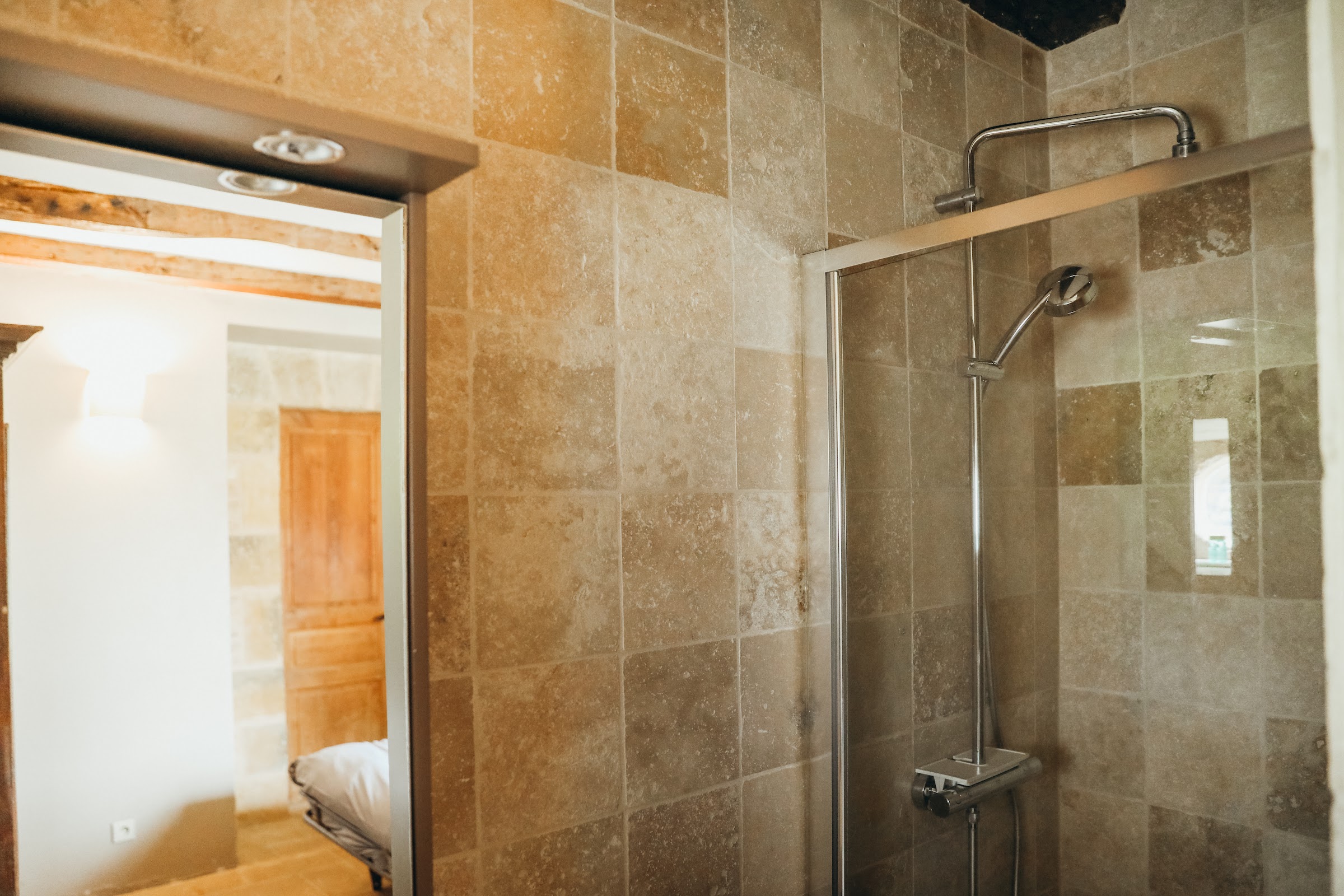 Salle d'eau avec douche à l'italienne